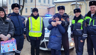 Сотрудники новгородской Госавтоинспекции исполнили новогоднее желание ребенка с ограниченными возможностями здоровья
