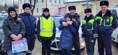 
        Сотрудники новгородской Госавтоинспекции исполнили новогоднее желание ребенка с ограниченными возможностями здоровья    