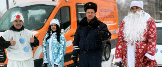 В Бурятии Полицейский Дед Мороз и новогодний экипаж «Лаборатории безопасности» призвал водителей и пешеходов к соблюдению ПДД