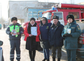В Бурятии в День спасателя сотрудники Госавтоинспекции и МЧС рассказали водителям и пешеходам, как безопасно встретить праздники