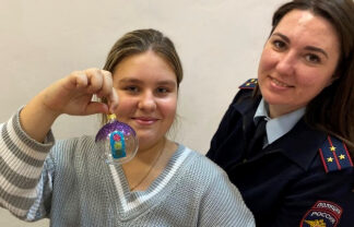 В Подмосковье автоинспекторы организовали для школьников экскурсию на фабрику ёлочных игрушек