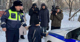 В Улан-Удэ автоинспекторы, пожарные и волонтеры исполнили новогоднюю мечту слабовидящего мальчика