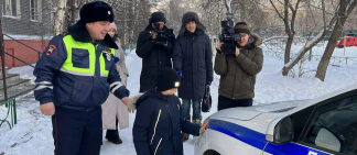 В Улан-Удэ автоинспекторы, пожарные и волонтеры исполнили новогоднюю мечту слабовидящего мальчика