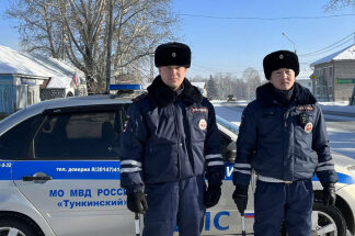 Автоинспекторы Бурятии помогли водителю сломавшегося автомобиля