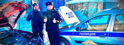 
        Кировские автоинспекторы в условиях сильных морозов оказывают помощь водителям    