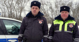 Липецкие автоинспекторы на зимней дороге оказали экстренную помощь семье с тремя детьми