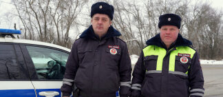 Липецкие автоинспекторы на зимней дороге оказали экстренную помощь семье с тремя детьми