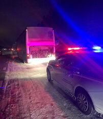 Под Екатеринбургом полицейские оказали помощь пассажирам сломавшегося междугороднего автобуса