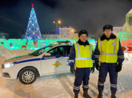 Сотрудники Госавтоинспекции Свердловской области оказывают помощь водителям, попавшим в непредвиденные ситуации на дороге