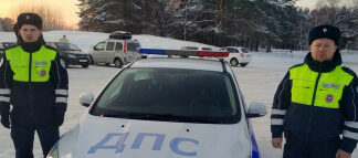 Сотрудники Госавтоинспекции в Татарстане оказали помощь задыхающемуся ребенку