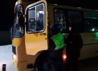 Тюменские автоинспекторы проводят утренние инструктажи у школ по безопасности юных пассажиров