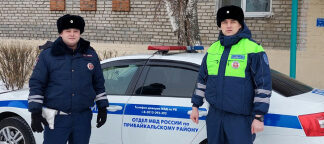 В Бурятии сотрудники Госавтоинспекции помогли замерзающей на дороге женщине