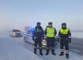 В Якутии сотрудники Госавтоинспекции оказали помощь двум водителям, попавшим в сложную ситуацию на дороге