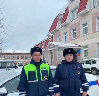 В Марий Эл автоинспекторы помогли семье с младенцем выбраться из съехавшей в кювет машины