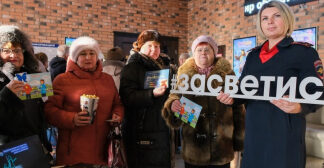 В Подмосковье сотрудники Госавтоинспекции напомнили участникам клуба «Активное долголетие» о дорожной безопасности