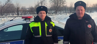 В Свердловской области инспекторы ДПС помогли водителю, потерявшему сознание в автомобиле