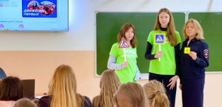 В Свердловской области на уроке «Разговоры о важном» сотрудники Госавтоинспекции рассказали школьникам о деятельности отрядов ЮИД