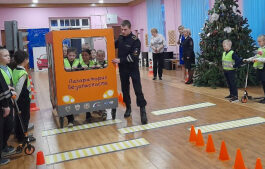 В Великом Новгороде в год педагога и наставника будущие сотрудники Госавтоинспекции обучают детей безопасному поведению на дорогах