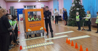 В Великом Новгороде в год педагога и наставника будущие сотрудники Госавтоинспекции обучают детей безопасному поведению на дорогах