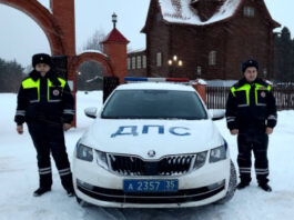 В Вологодской области полицейские помогли туристам в сложной ситуации на зимней дороге