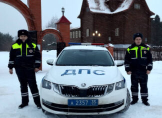 В Вологодской области полицейские помогли туристам в сложной ситуации на зимней дороге