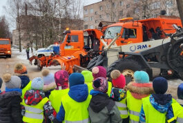 Водительский состав новгородского автопредприятия призвал детей быть предельно внимательными вблизи крупногабаритной спецтехники