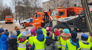 Водительский состав новгородского автопредприятия призвал детей быть предельно внимательными вблизи крупногабаритной спецтехники