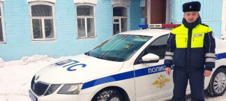 Жители Кирова поблагодарили сотрудников Госавтоинспекции за помощь на трассе