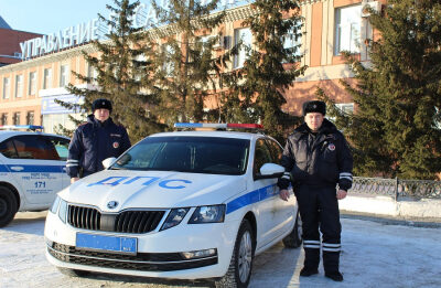 Автоинспекторы Курганской области помогли несовершеннолетней девочке и ее маме вовремя добраться до медицинского учреждения