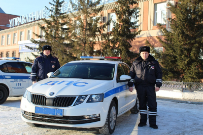 
        Автоинспекторы Курганской области помогли несовершеннолетней девочке и ее маме вовремя добраться до медицинского учреждения    