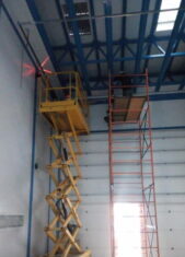 Ножничный подъемник — незаменимый помощник в строительстве