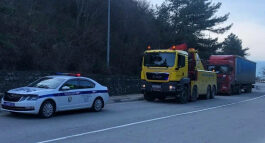 Сотрудники Госавтоинспекции Севастополя оказали помощь водителю сломавшейся фуры