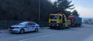 Сотрудники Госавтоинспекции Севастополя оказали помощь водителю сломавшейся фуры