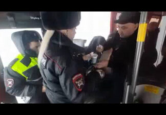 Ставропольские автоинспекторы оказали помощь водителю сломавшегося на трассе междугороднего автобуса