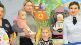 В детских поликлиниках Подмосковья сотрудники Госавтоинспекции проводят консультации по правилам перевозки детей в автомобиле