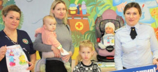 В детских поликлиниках Подмосковья сотрудники Госавтоинспекции проводят консультации по правилам перевозки детей в автомобиле