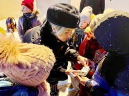 В Новгородской области смартфоны с «эффектом световозвращения» сделают юных пешеходов заметнее на дороге