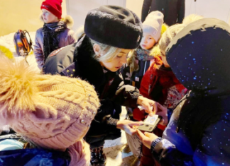 В Новгородской области смартфоны с «эффектом световозвращения» сделают юных пешеходов заметнее на дороге