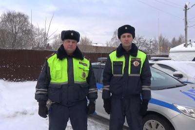 
        В Подмосковье сотрудники Госавтоинспекции доставили в больницу малолетнего ребенка, которому требовалась экстренная помощь    