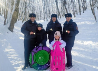 В Ставрополе вблизи мест катания на санках и тюбингах организованы пункты вручения световозвращателей