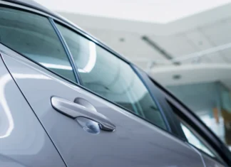 В чем особенность стекла триплекс для автомобиля