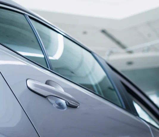 В чем особенность стекла триплекс для автомобиля