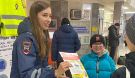 Автоинспекторы открыли пункт выдачи световозвращателей на тюменском автовокзале