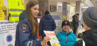 Автоинспекторы открыли пункт выдачи световозвращателей на тюменском автовокзале