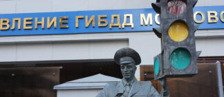 «Дядя Стёпа» у здания Госавтоинспекции Подмосковья стал героем передачи в честь 110-летия со дня рождения Сергея Михалкова