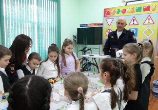 Главный автоинспектор Ставрополя разъясняет школьникам вступившие в силу поправки в ПДД на занятиях в центре по профилактике детского дорожно-транспортного травматизма