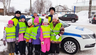 Юные инспекторы движения Кировской области продолжают совершать добрые дела