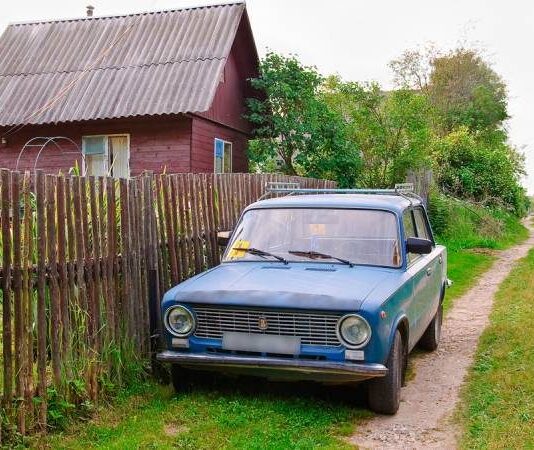 Юрист рассказала, какой штраф ждет россиян за парковку на газоне в дачном поселке