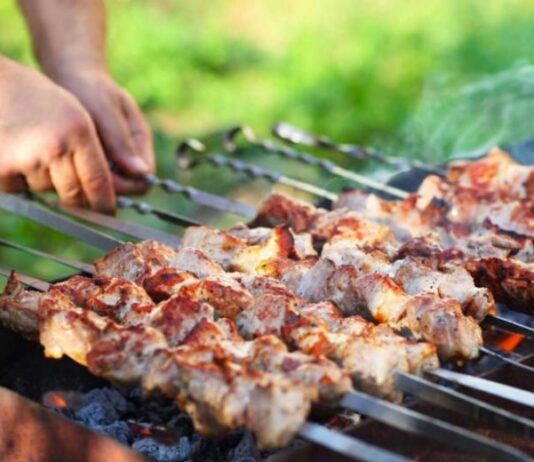 Какие новые правила жарки шашлыков и сжигания листвы на дачных участках действуют в России в 2023 году