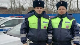 На Кубани автоинспекторы помогли семье выбраться из задымленного домовладения